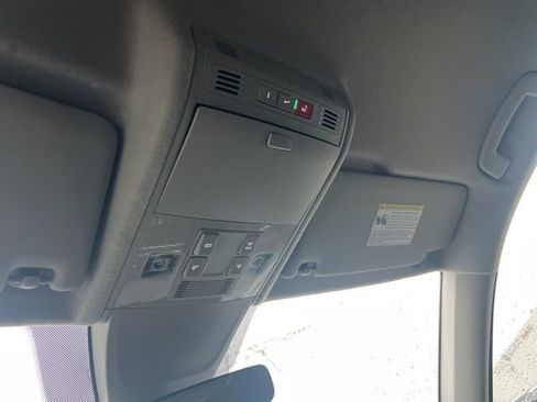 Used 2024 Volkswagen Tiguan SE image 16