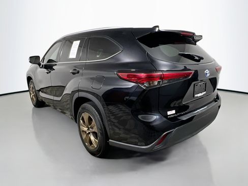 Used 2022 Toyota Highlander Bronze Edition FWD image 8