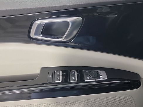 Used 2024 Kia Carnival EX image 37