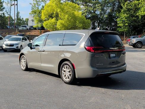 Used 2025 Chrysler Pacifica Select FWD image 7