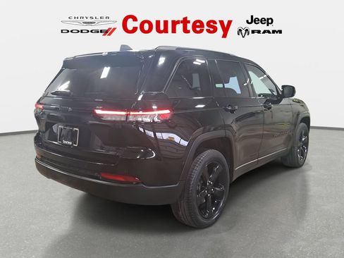 Certified 2023 Jeep Grand Cherokee Limited w/ Black Appearance Package image 3