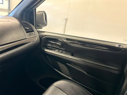 Certified 2016 Dodge Grand Caravan SXT image 25