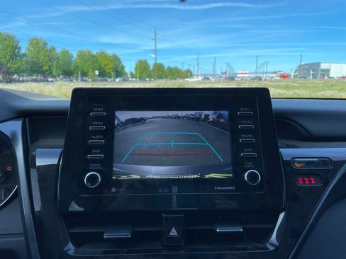 Used 2021 Toyota Camry SE FWD image 18