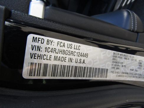 Used 2024 Jeep Grand Cherokee Limited w/ Black Appearance Package image 20