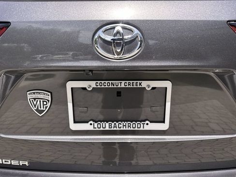 Used 2024 Toyota Highlander XLE FWD image 13