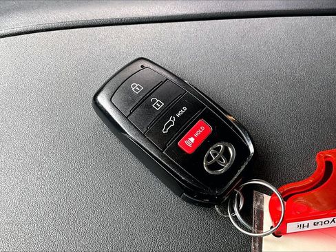 Used 2025 Toyota Highlander XLE AWD/4WD image 36