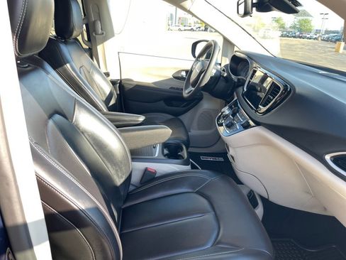 Used 2023 Chrysler Pacifica Touring-L FWD image 15