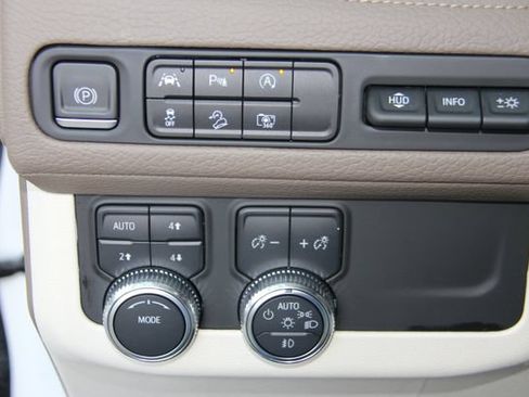 Used 2023 GMC Yukon XL Denali AWD/4WD image 28