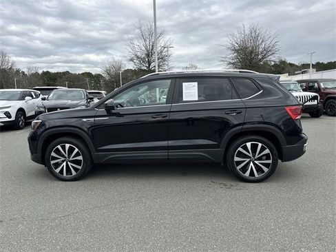 Used 2023 Volkswagen Taos SE w/ Panoramic Sunroof Package image 2