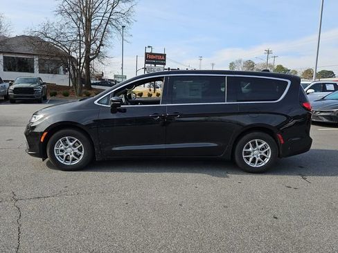 New 2026 Chrysler Pacifica Select image 4