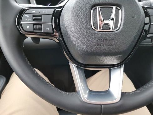 Used 2025 Honda Pilot Touring image 16