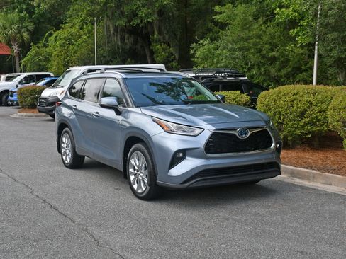 Certified 2021 Toyota Highlander Limited AWD/4WD image 6