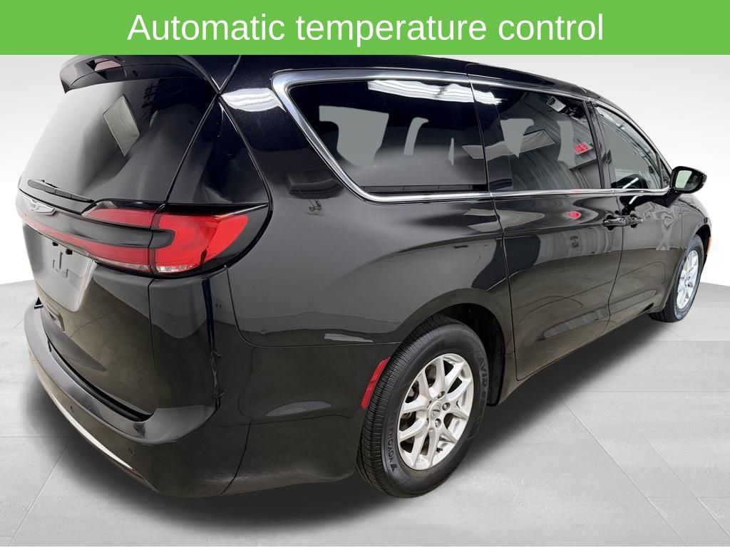Used 2025 Chrysler Pacifica Select FWD image 9