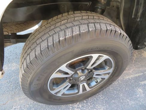 Used 2019 Toyota Tacoma 2WD Double Cab image 11