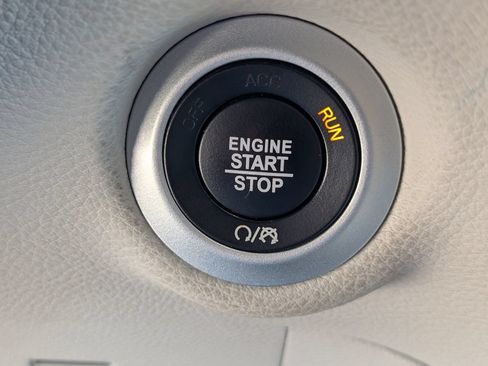 Used 2023 Chrysler Pacifica Limited FWD image 18