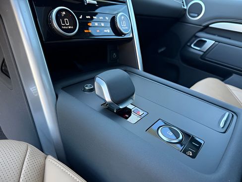 Certified 2025 Land Rover Discovery Dynamic SE AWD/4WD image 18