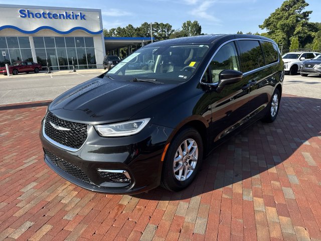 Used 2023 Chrysler Pacifica Touring-L FWD image 32
