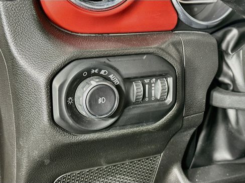 Used 2022 Jeep Wrangler Unlimited Rubicon w/ Cold Weather Group AWD/4WD image 17