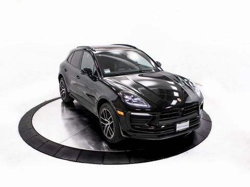 Certified 2025 Porsche Macan image 40