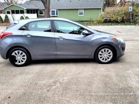 Used 2017 Hyundai Elantra GT image 2