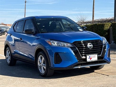 Used 2025 Nissan Kicks Play S image 2
