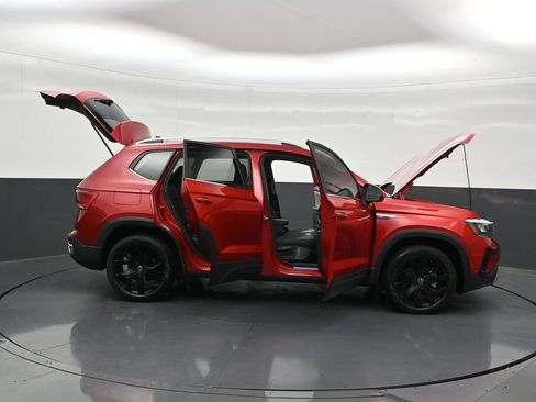 Used 2024 Volkswagen Taos SE w/ Black Wheel Package FWD image 32