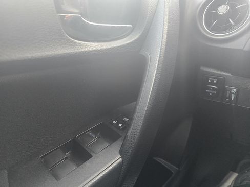 Used 2018 Toyota Corolla LE image 33