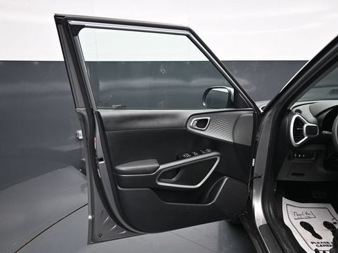 Used 2025 Kia Soul LX w/ LX Technology Package FWD image 10