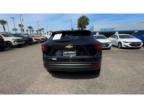 Used 2025 Chevrolet Trax LS w/ LS Convenience Package FWD image 3