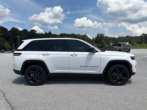 Used 2023 Jeep Grand Cherokee Altitude RWD image 8