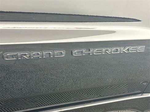 Used 2020 Jeep Grand Cherokee Altitude image 29