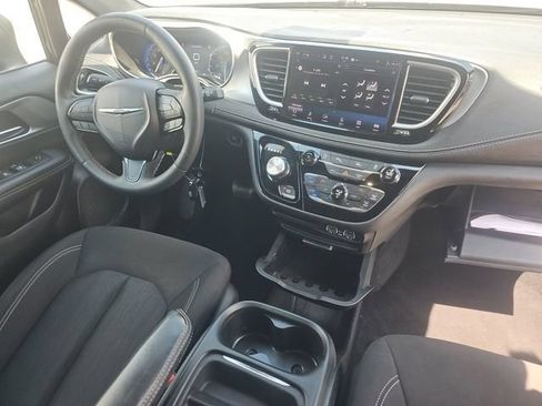 Used 2023 Chrysler Pacifica Touring FWD image 9