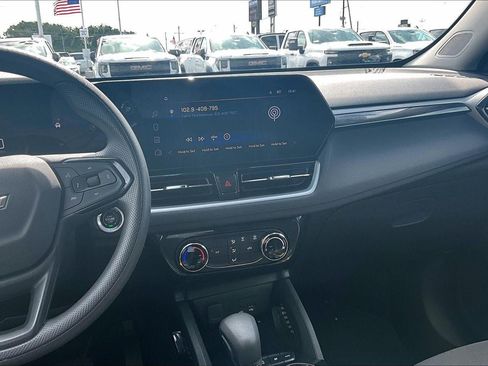 Used 2025 Chevrolet TrailBlazer LT AWD/4WD image 6