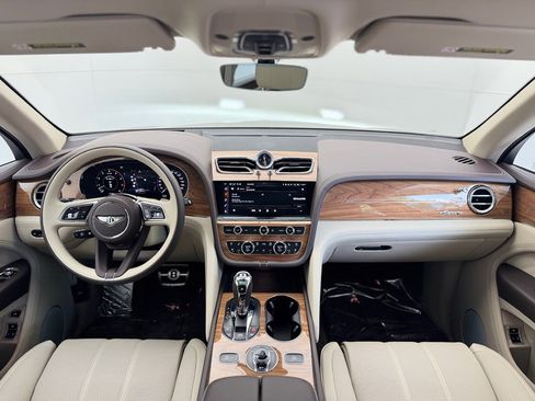 Used 2025 Bentley Bentayga image 2