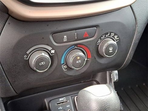 Used 2016 Jeep Cherokee Sport image 12