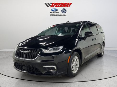 Used 2024 Chrysler Pacifica Touring-L FWD image 12
