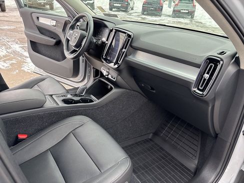 Used 2020 Volvo XC40 T5 Momentum w/ Protection Package Premier image 43