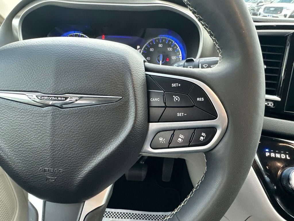 Used 2024 Chrysler Pacifica Touring-L FWD image 17
