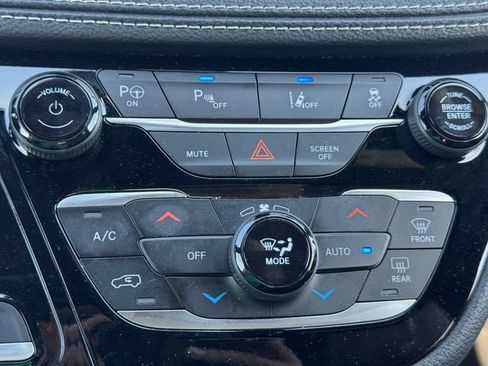 Certified 2024 Chrysler Pacifica Limited FWD image 35
