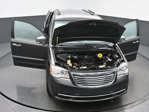 Used 2015 Chrysler Town & Country Limited image 62