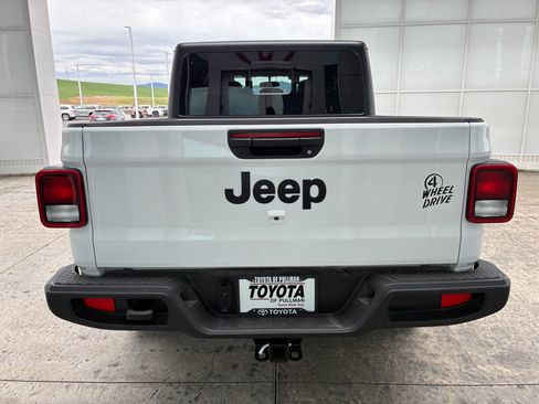 Used 2023 Jeep Gladiator Sport AWD/4WD image 5