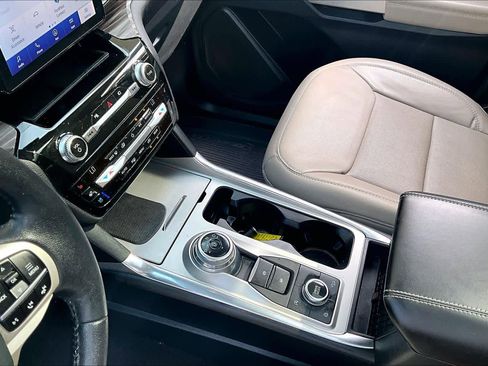 Used 2021 Ford Explorer Limited w/ Equipment Group 301A AWD/4WD image 17