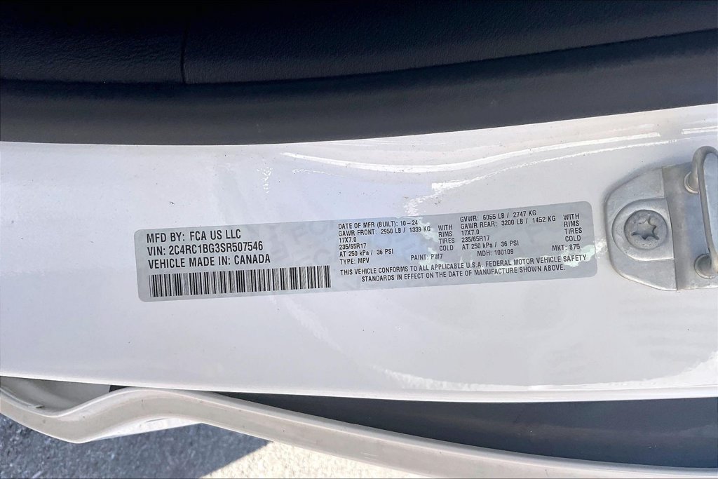 Used 2025 Chrysler Pacifica Select FWD image 18