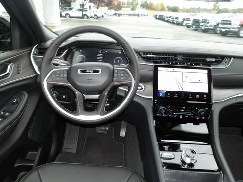 New 2025 Jeep Grand Cherokee Limited image 12