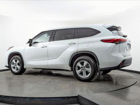 Used 2022 Toyota Highlander LE image 6
