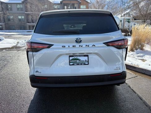 Used 2021 Toyota Sienna XLE image 7