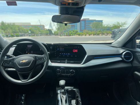 Used 2025 Chevrolet Trax LT FWD image 33