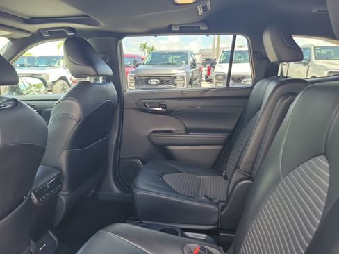 Used 2021 Toyota Highlander XSE FWD image 14
