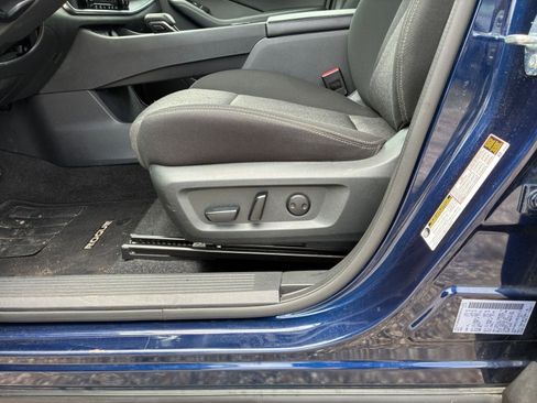Used 2025 Nissan Rogue SV AWD/4WD image 18