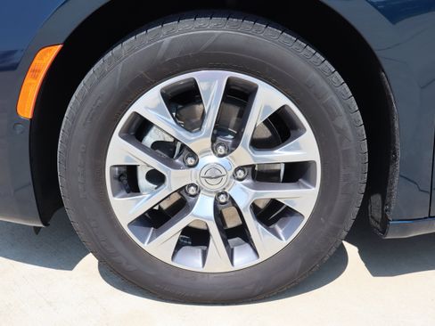Used 2025 Chrysler Pacifica Pinnacle FWD image 36